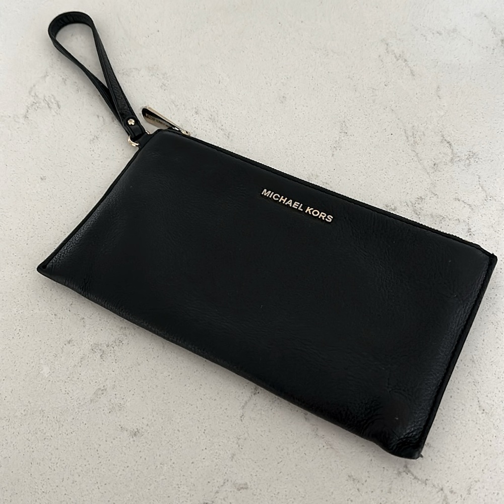 MICHAEL KORS— Wristlet Clutch